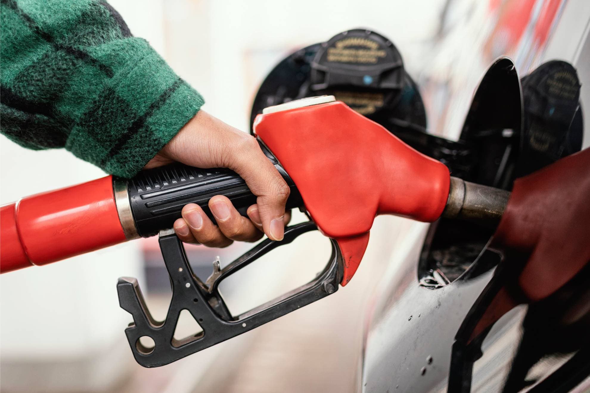 El precio de los combustibles no va a bajar de forma inmediata.