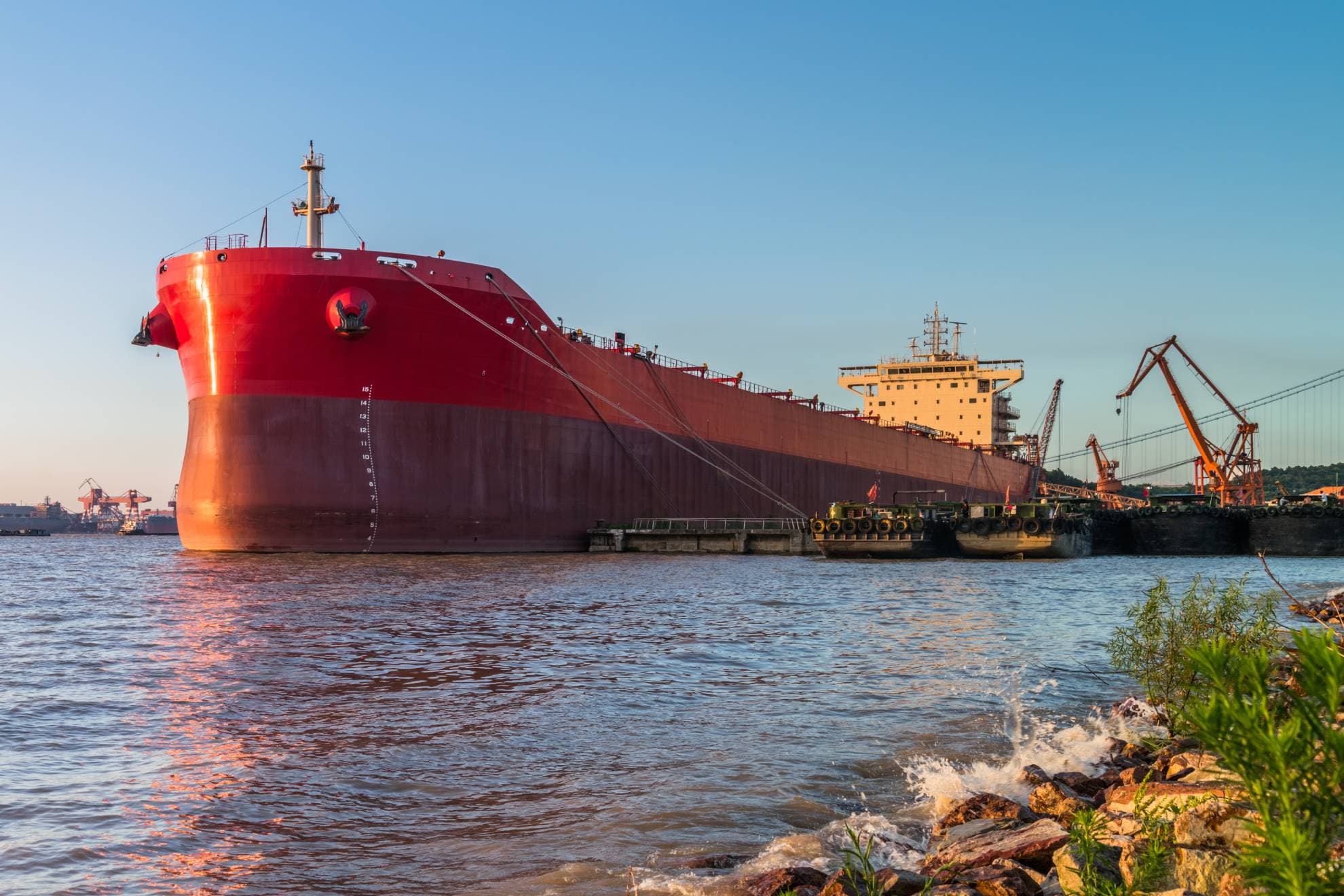 Los barcos pueden volver a cruzar el Estrecho, aunque pagando un peaje.