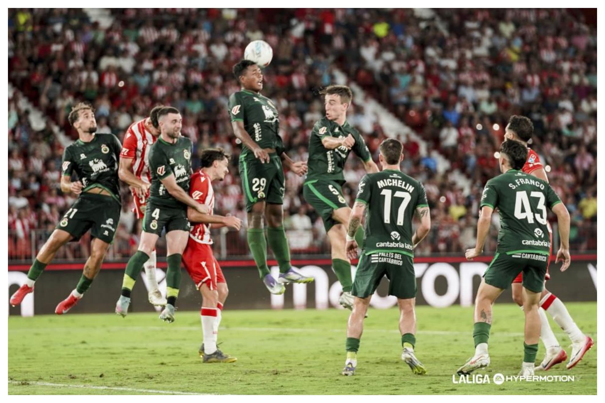 Una imagen del partido entre Racing y Almería en la primera vuelta