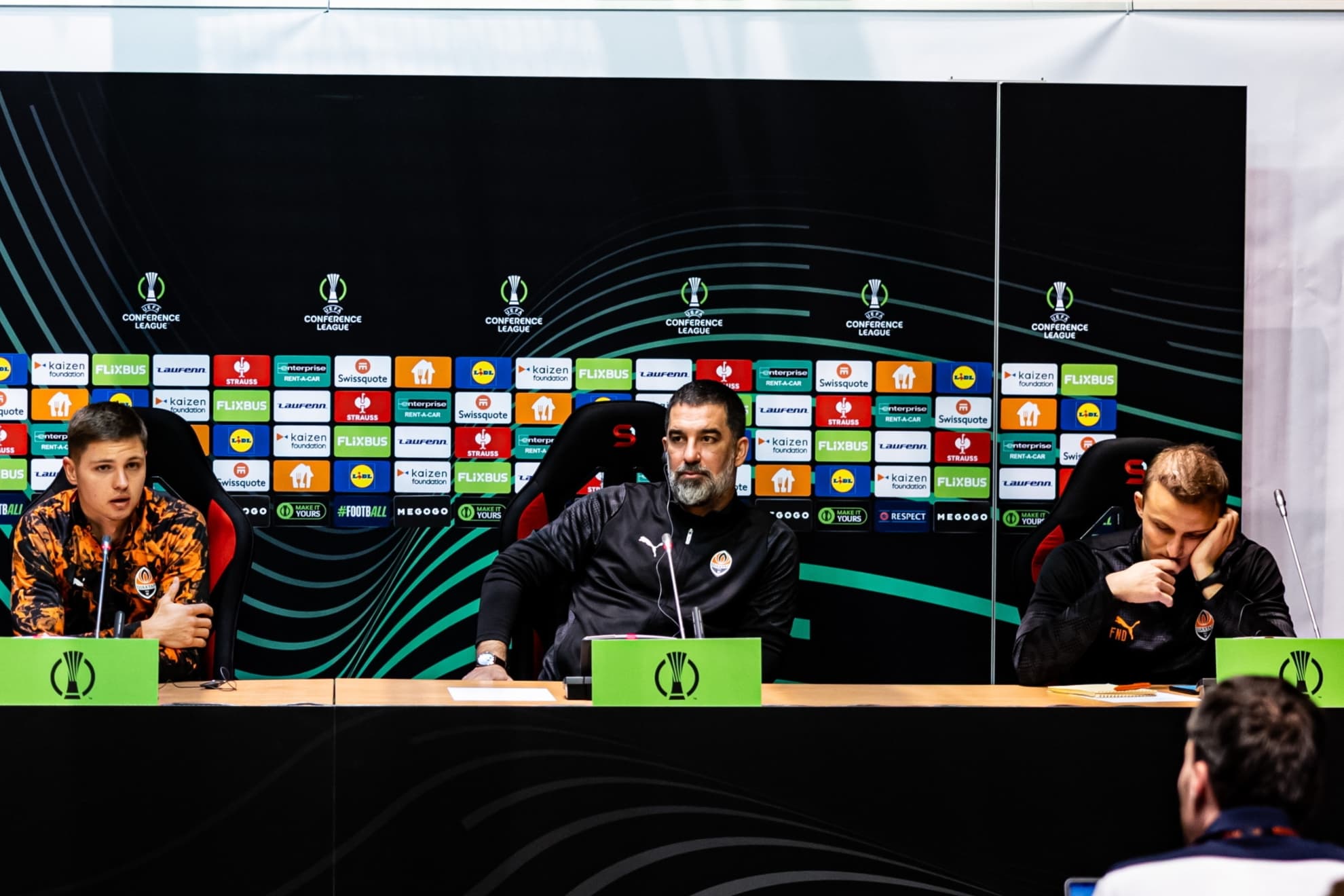 ARDA TURAN Y SUS JUGADORES, EN LA RUEDA DE PRENSA PREVIA AL PARTIDO.