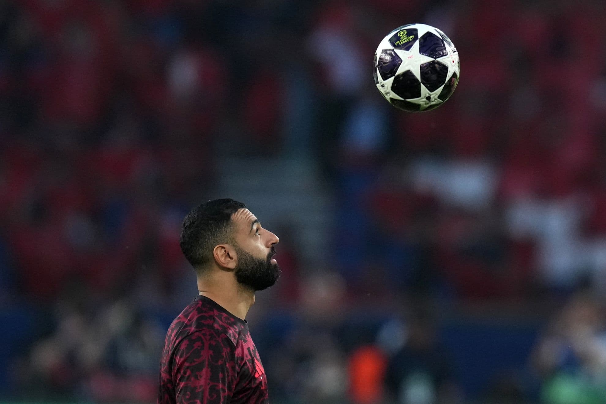 Mohamed Salah, calentando sobre el Parque de los Príncipes