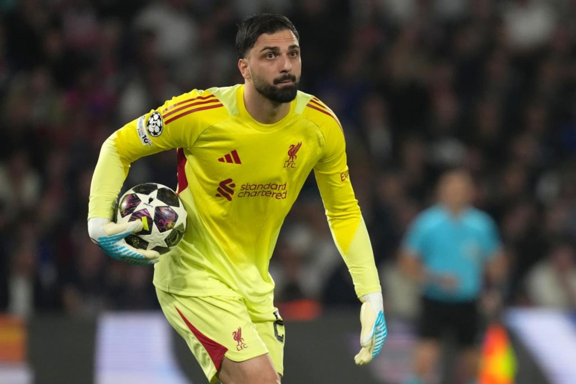 Giorgi Mamardashvili, en acción ante el Liverpool.