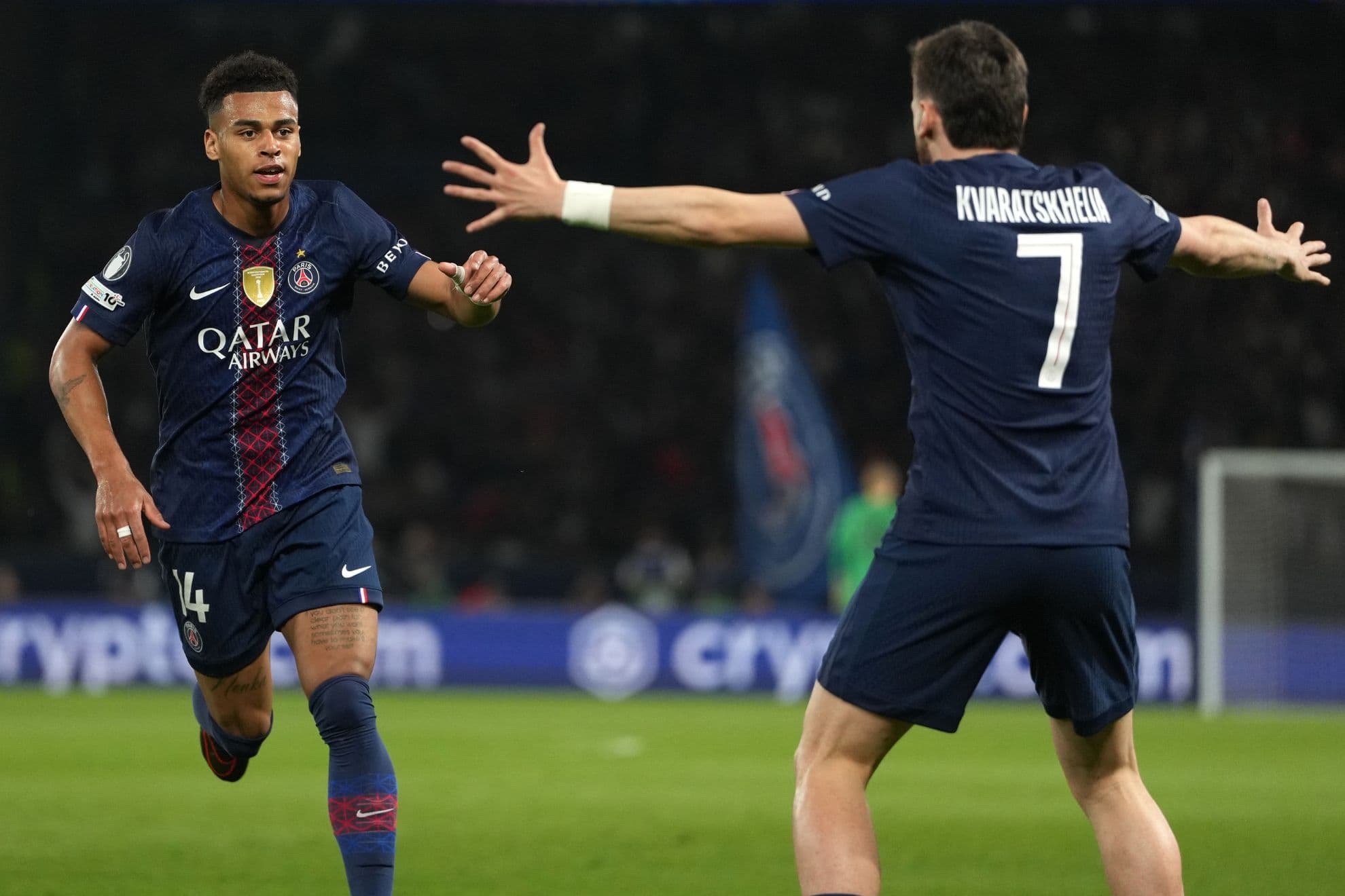 Doué celebra junto a Kvaratskhelia