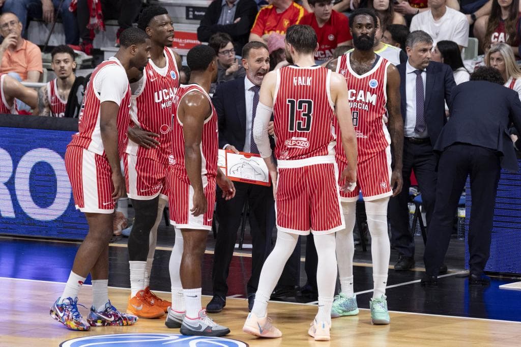Sito da instrucciones a sus jugadores durante el partido.