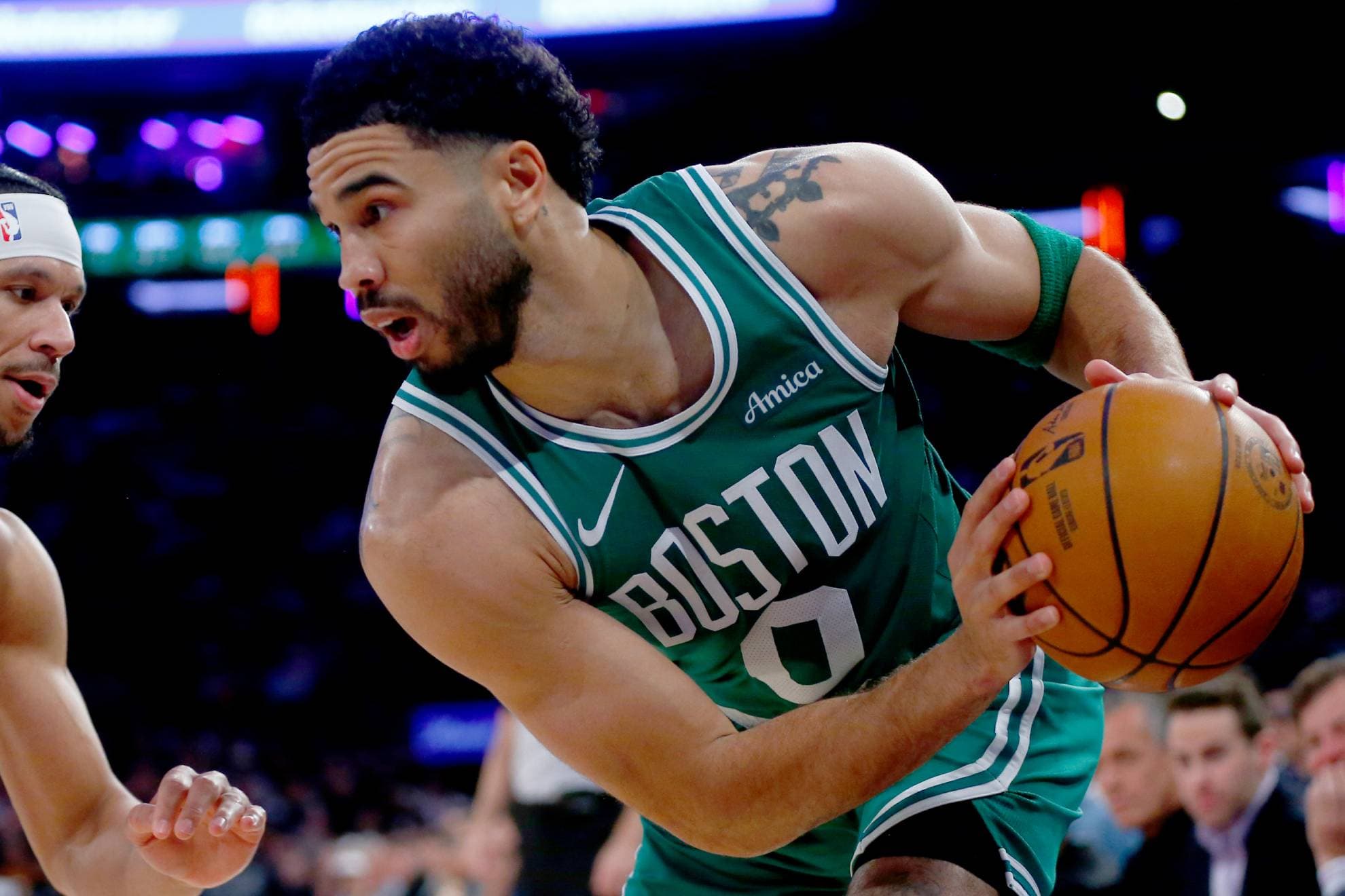 Jayson Tatum borra a Hugo González, que se queda sin jugar en el Madison