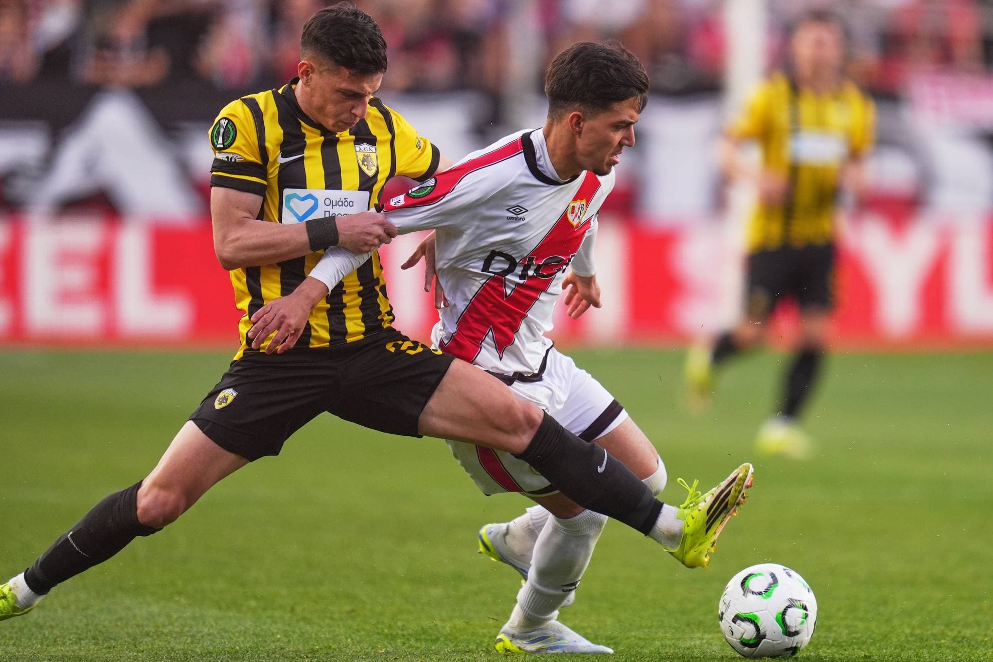 Ilias pugna por un balón en el partido ante el AEK.