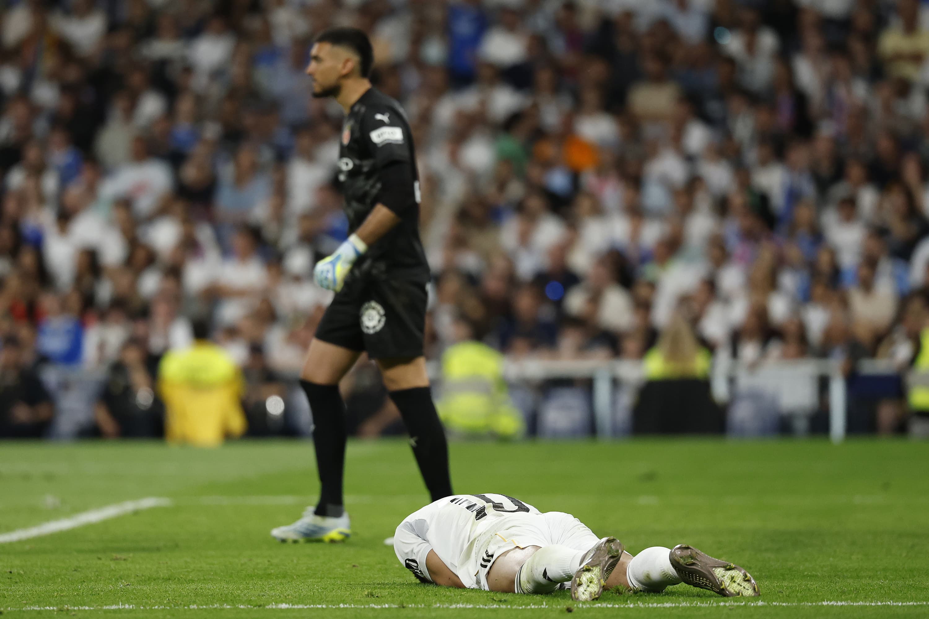 Mbappé se duele tras recibir un golpe de Vitor Reis en la cara, con Gazzaniga siguiendo el juego.
