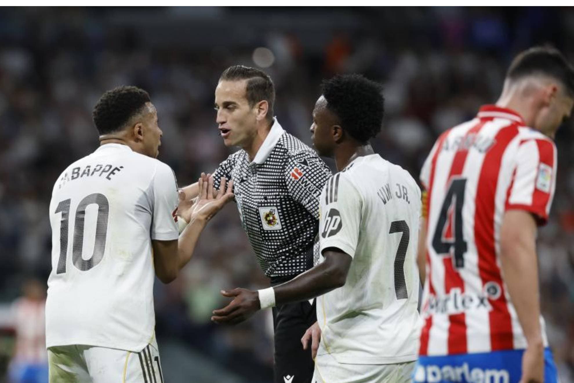 Mbappé y Vinicius hablan con Arberola Rojas en el pasado Real Madrid-Girona.