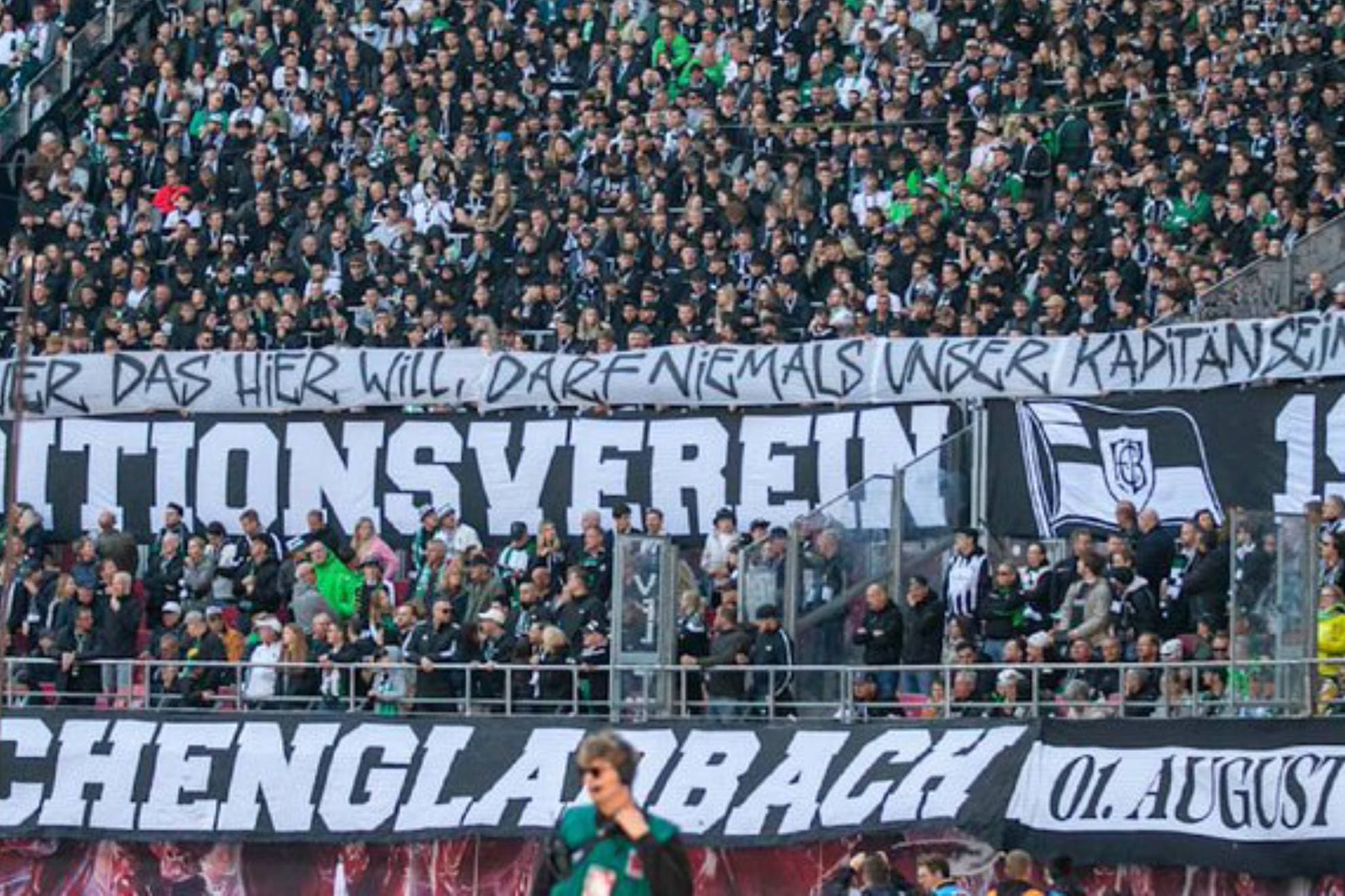 Los aficionados del Gladbcah muestran su pancarta contra Reitz