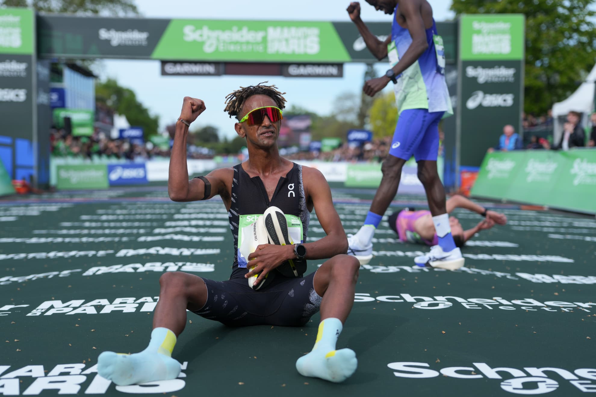 Yemaneberhan Crippa celebra su triunfo en el Maratón de París.