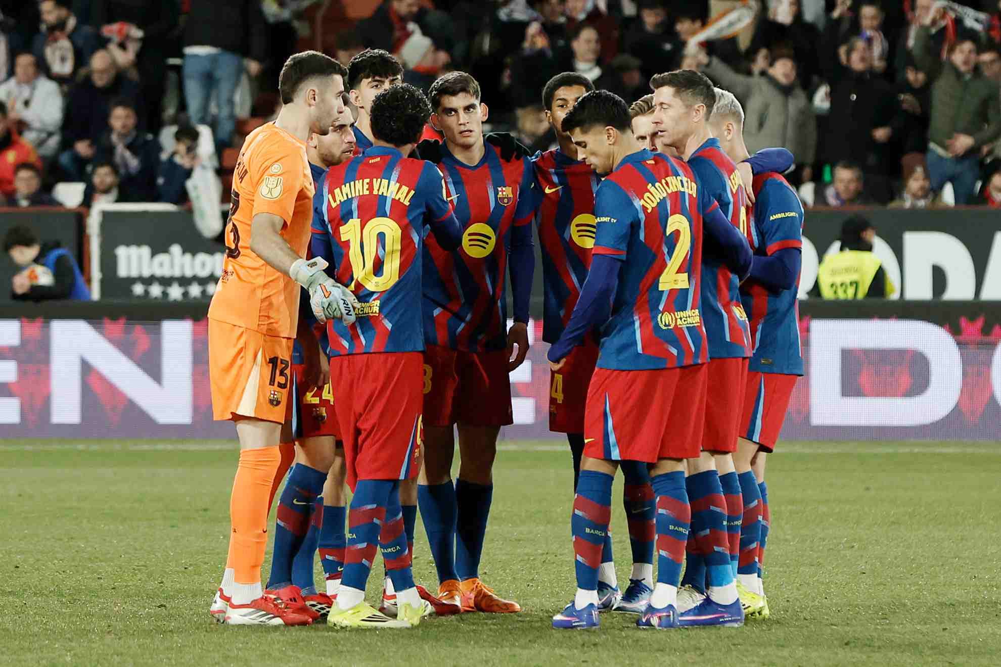 Los jugadores del Barça hacen piña.