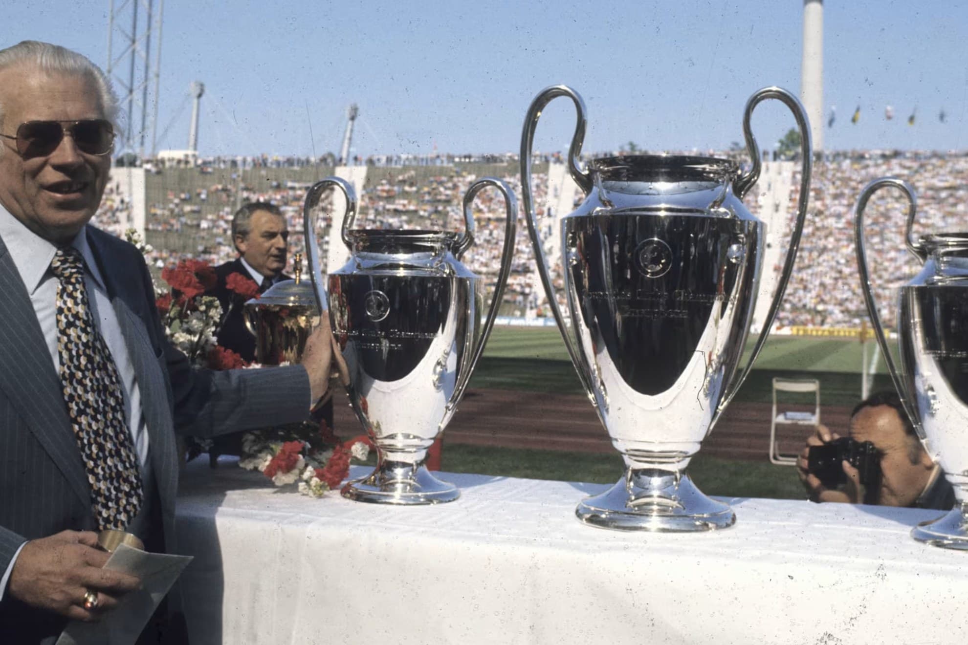 Neudecker, con las tres Copas de Europa que ganó el Bayern de forma seguida.