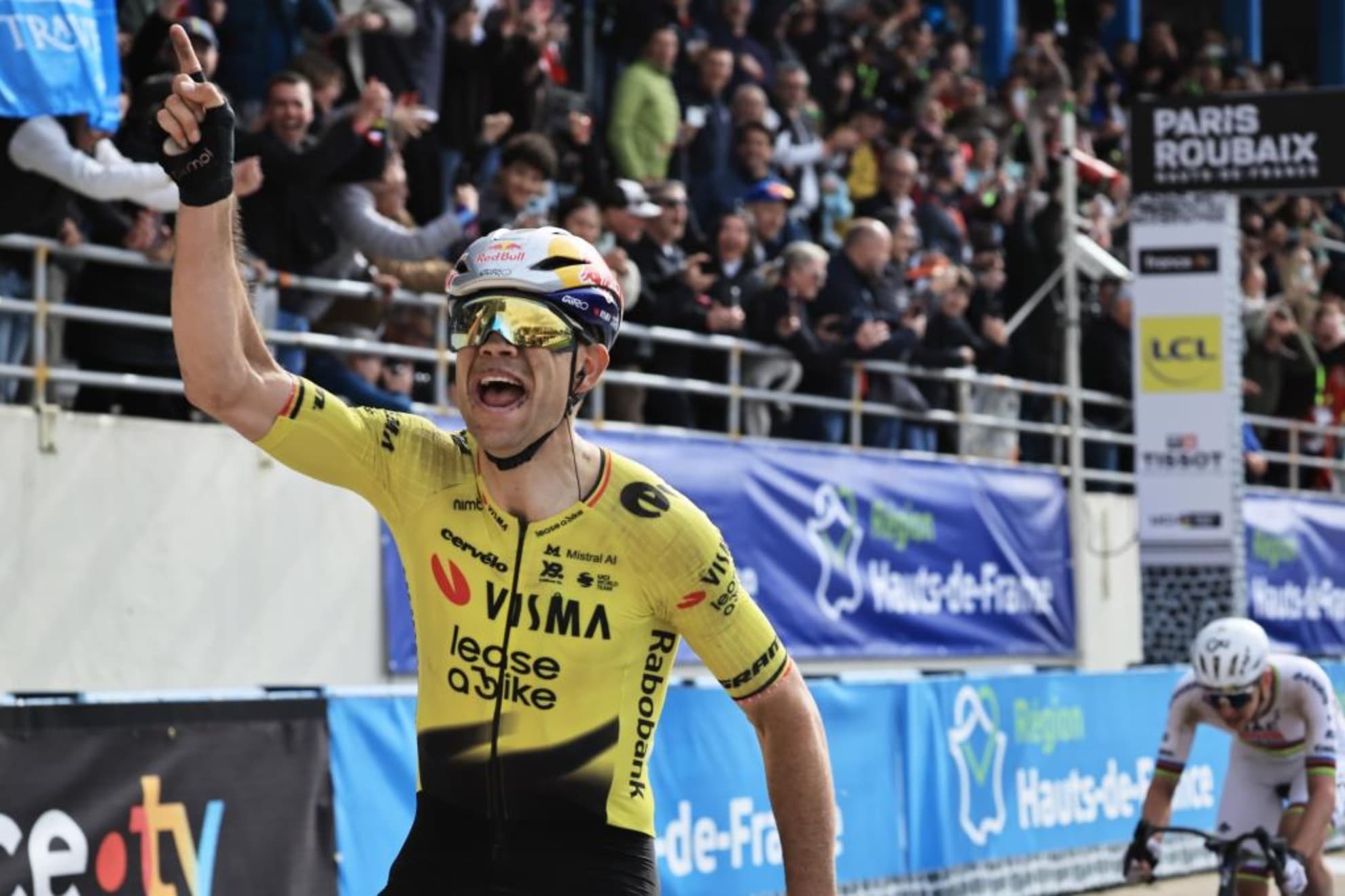 Van Aert, celebrando el triunfo.