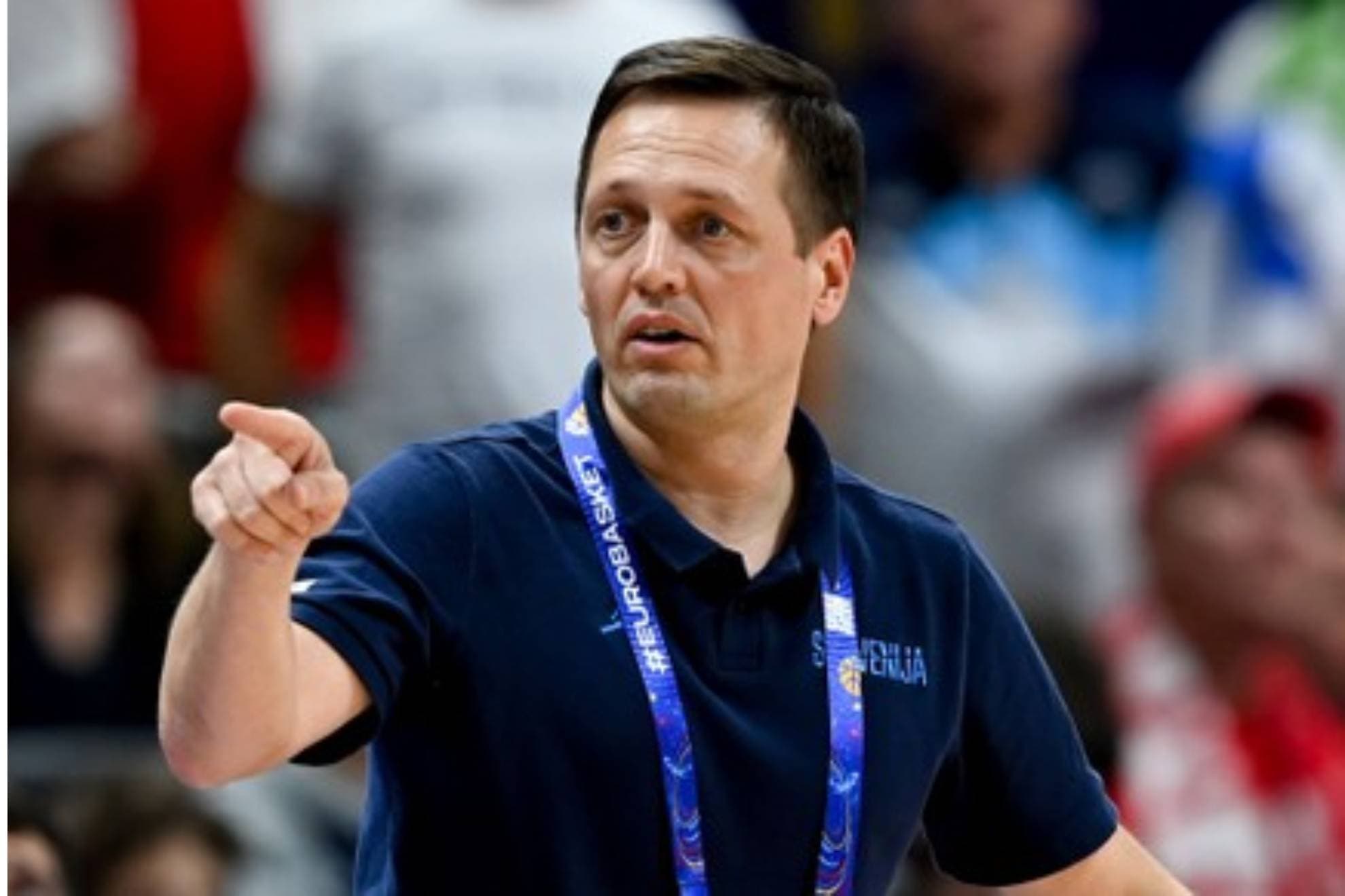 Aleksander Sekulic, dirigiendo a la selección de Eslovenia.