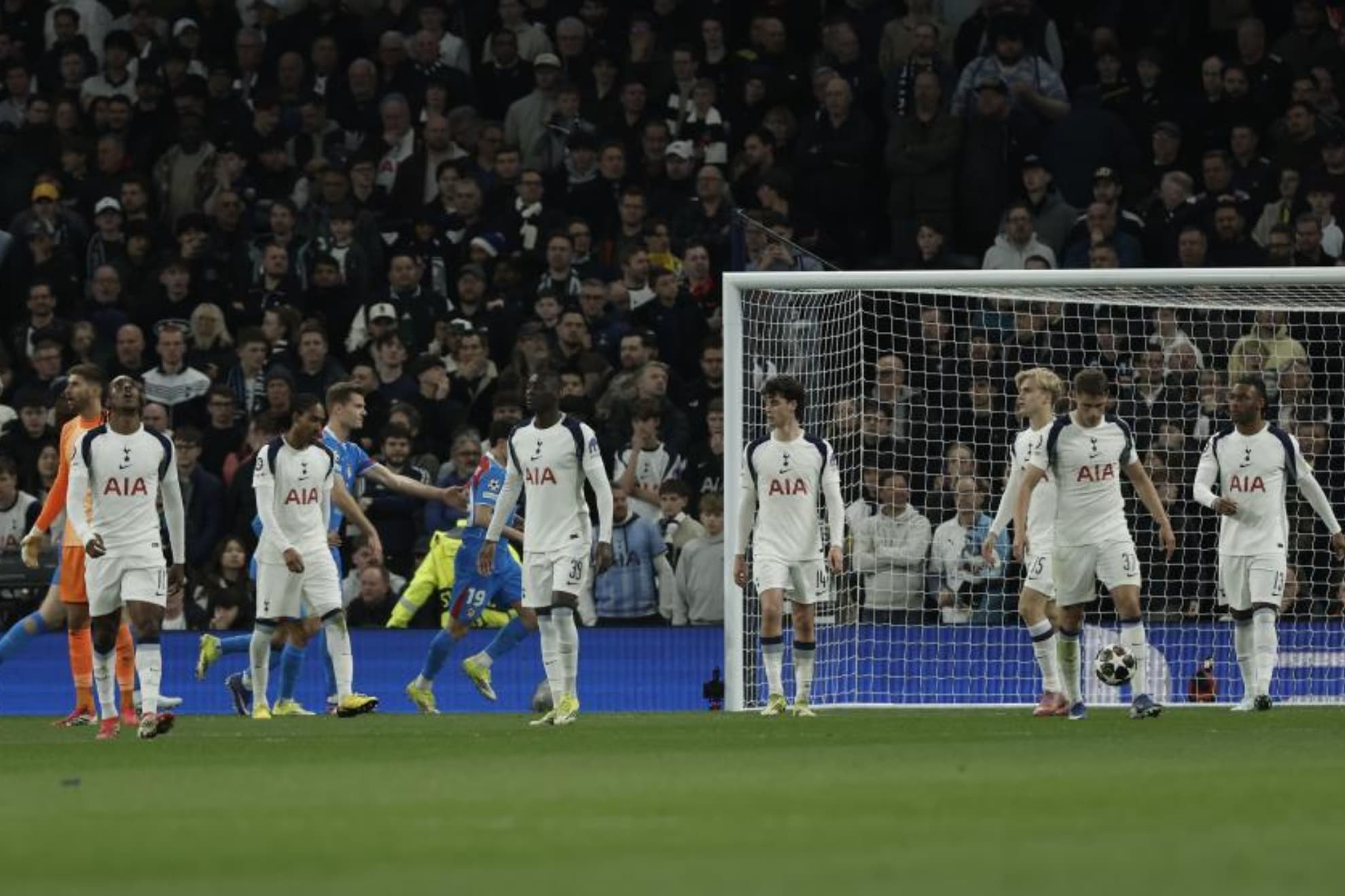 Los jugadores del Tottenham se lamentan después de un gol contra el Atlético.
