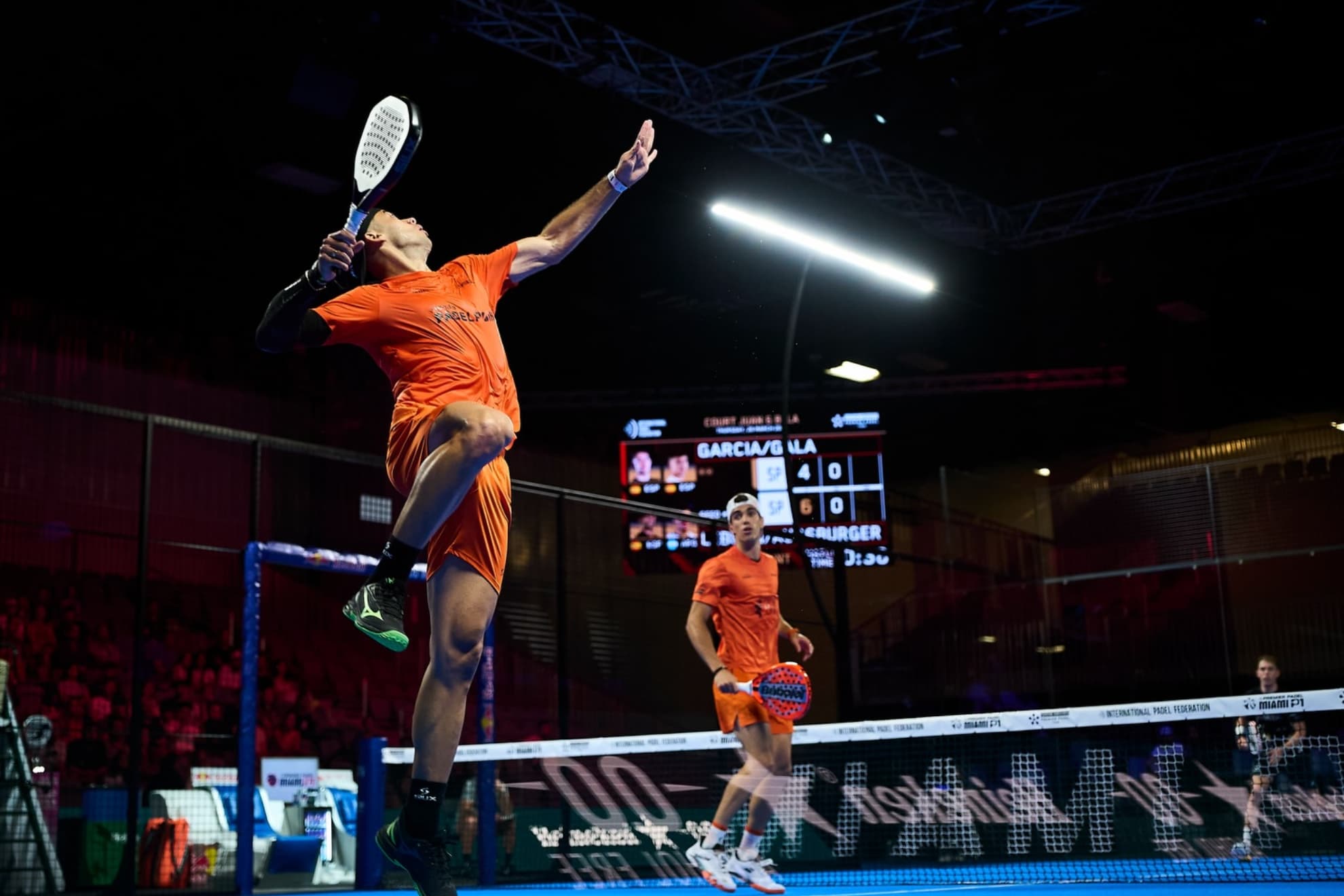 Leo Augsburger haciendo un remate durante un partido.