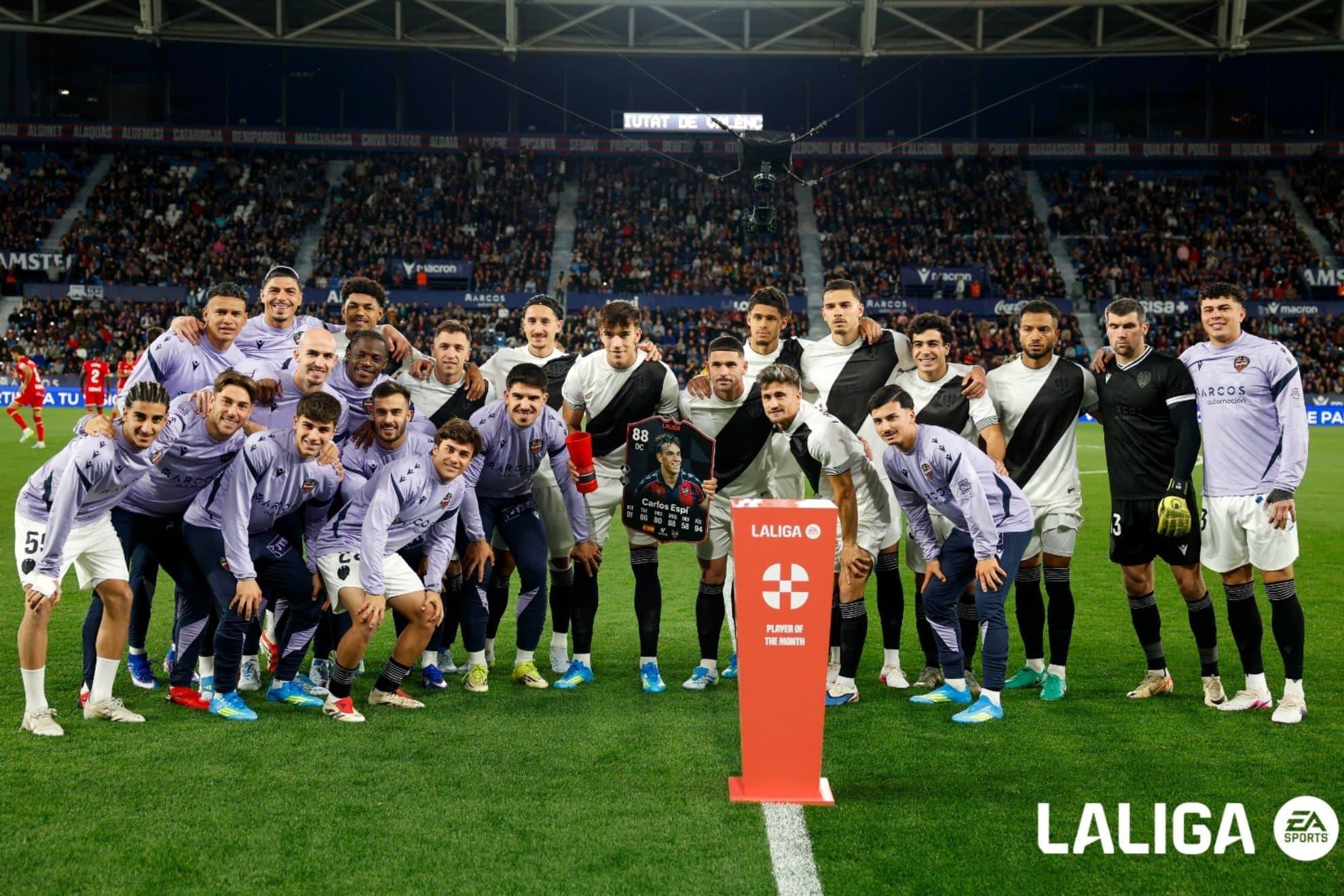 Espà posa con el trofeo al jugador de LaLiga del mes de marzo con sus compañeros.