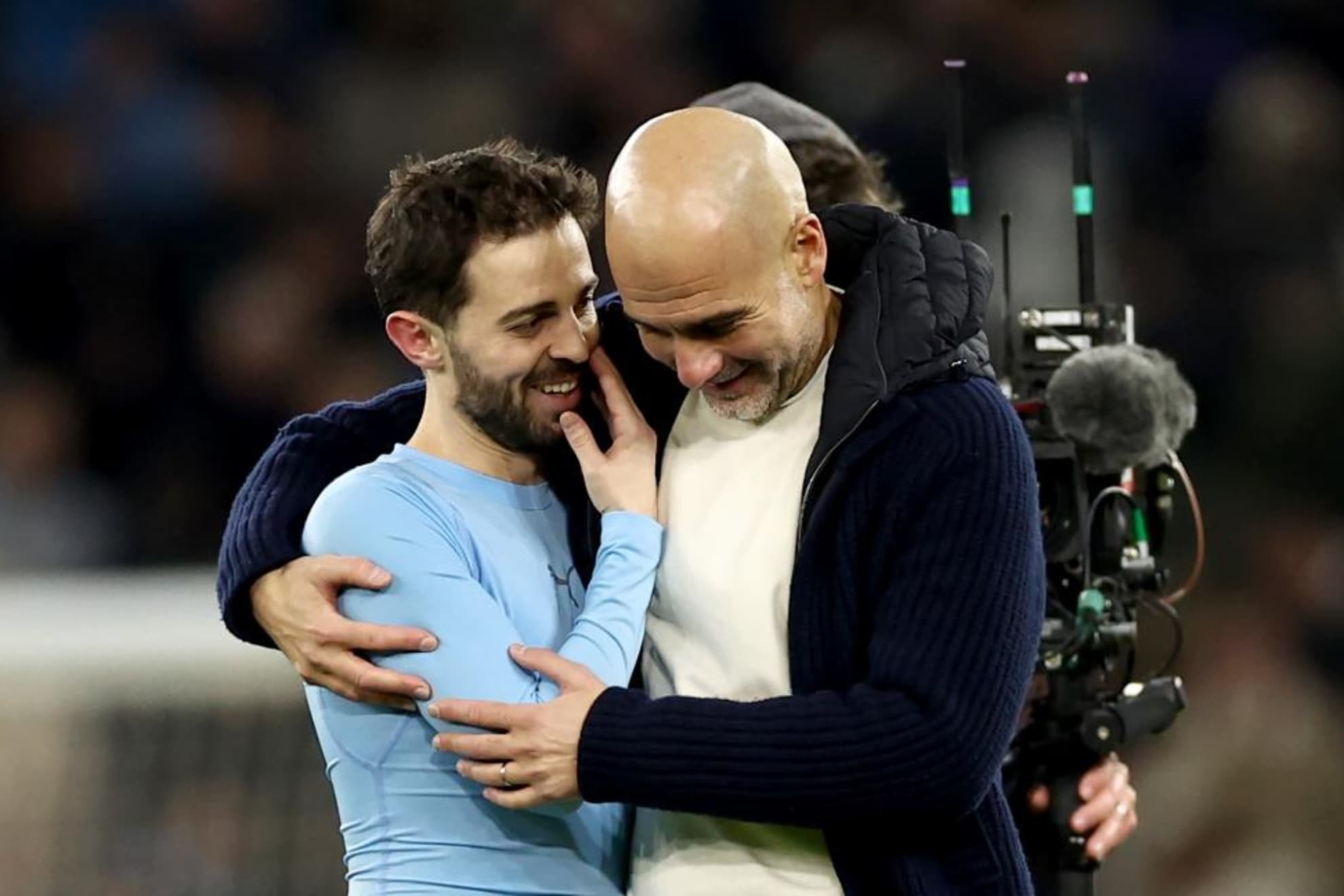 Bernardo Silva sonríe, junto a Pep Guardiola, después de ganar al Brujas.
