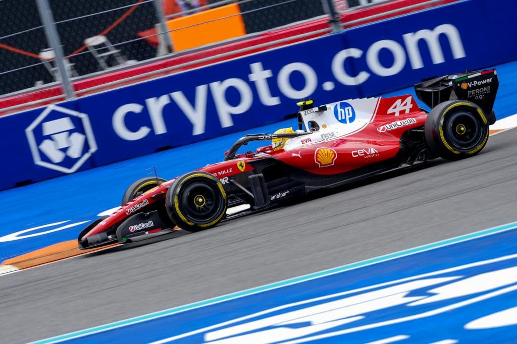 Hamilton, con el Ferrari SF-26, en el GP de Miami.