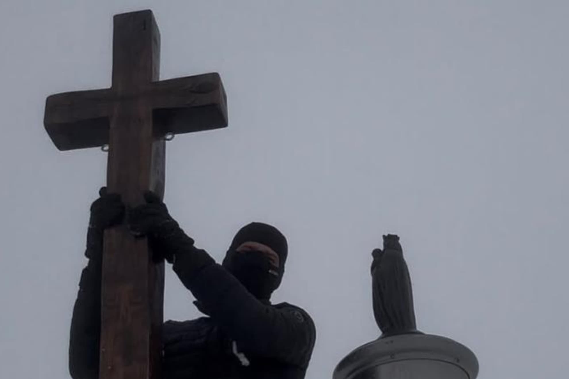 Así es la cruz que del monte.