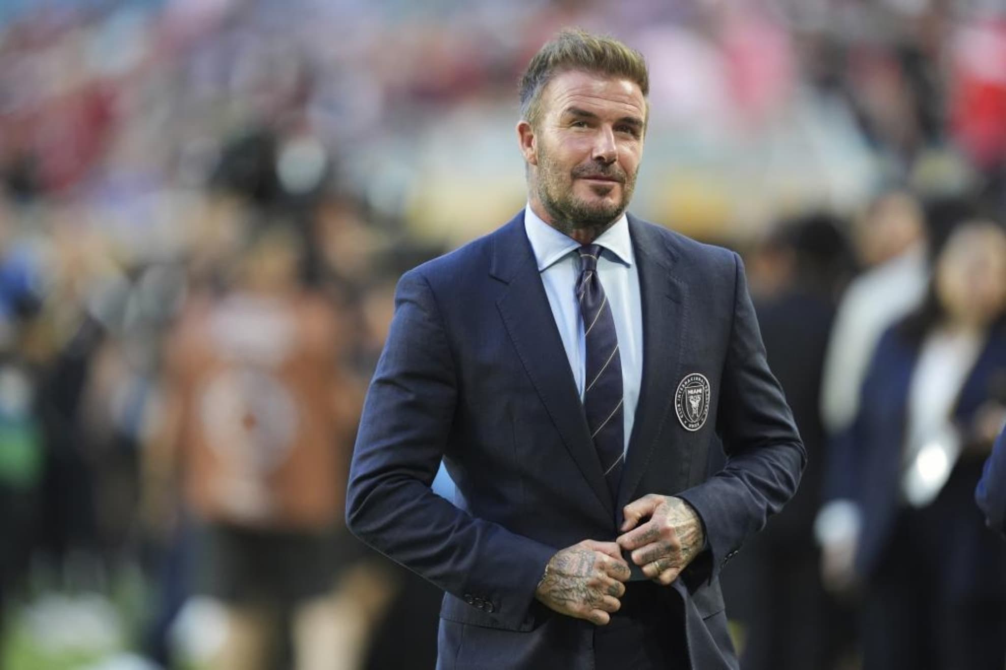 David Beckham posa con una chaqueta del Inter Miami.