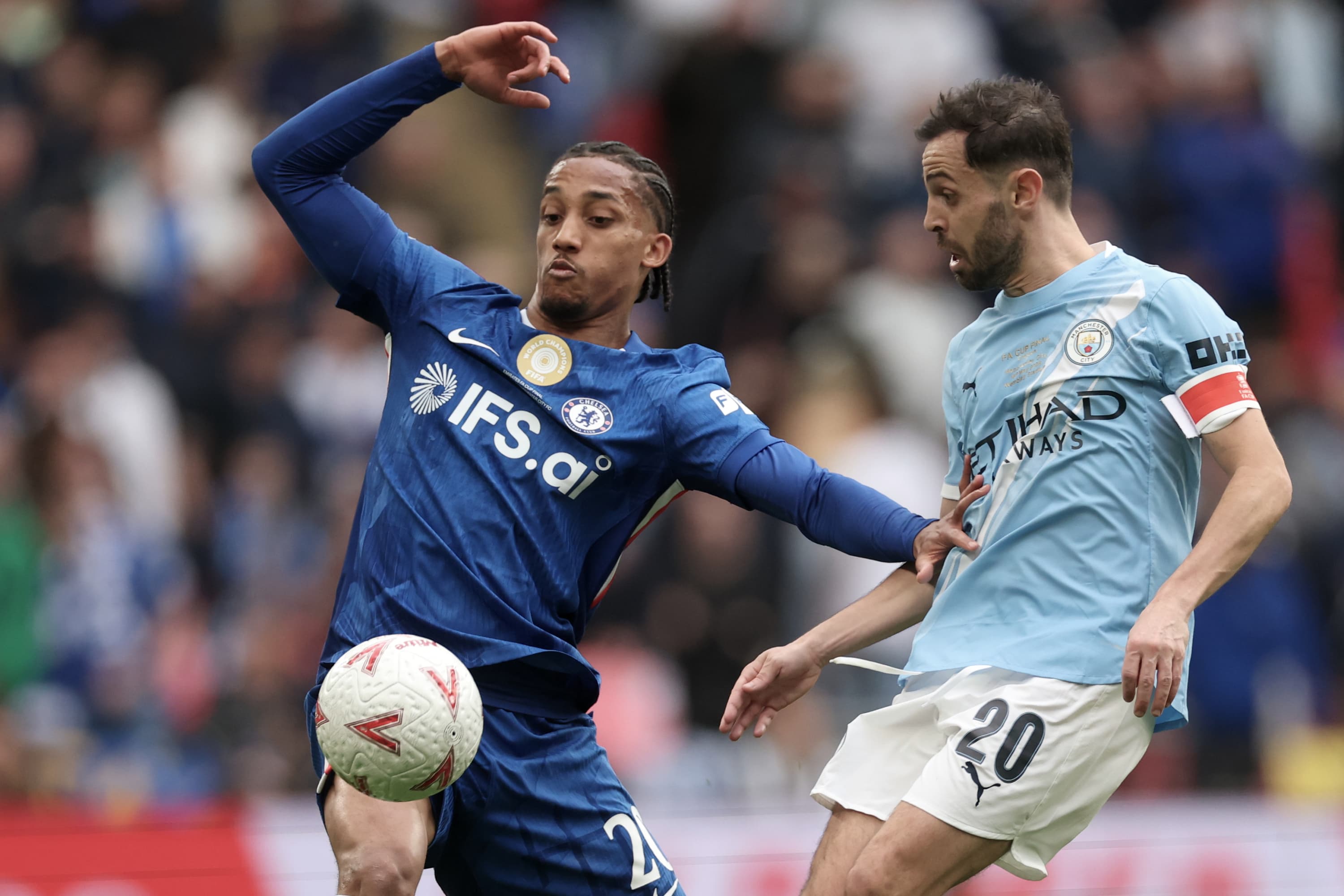 Joao Pedro y Bernardo Silva disputan un balón en la final de la FA Cup